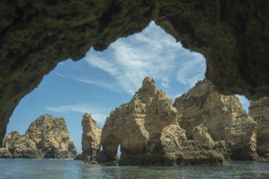 Ponta da Piedade Portekiz kayalar bir manzaraya