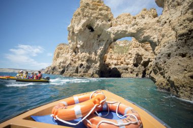 Ponta da Piedade Portekiz kayalar bir manzaraya