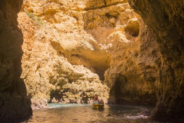 Ponta da Piedade Portekiz kayalar bir manzaraya