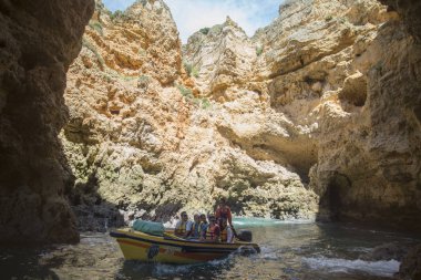 Ponta da Piedade Portekiz kayalar bir manzaraya