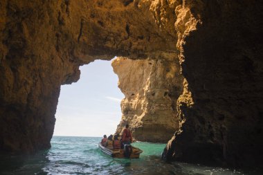 Ponta da Piedade Portekiz kayalar bir manzaraya