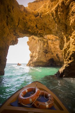 Ponta da Piedade Portekiz kayalar bir manzaraya 