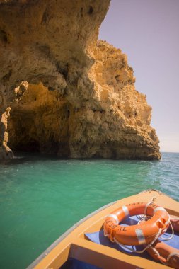 Ponta da Piedade Portekiz kayalar bir manzaraya 