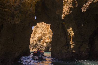 Ponta da Piedade Portekiz kayalar bir manzaraya 