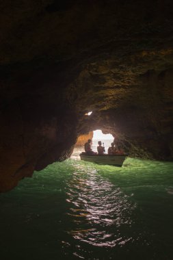 Ponta da Piedade Portekiz kayalar bir manzaraya 