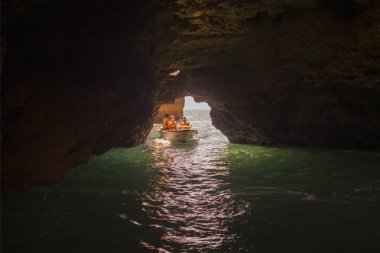 Ponta da Piedade Portekiz kayalar bir manzaraya 