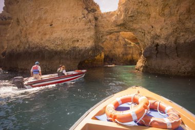 Ponta da Piedade Portekiz kayalar bir manzaraya 