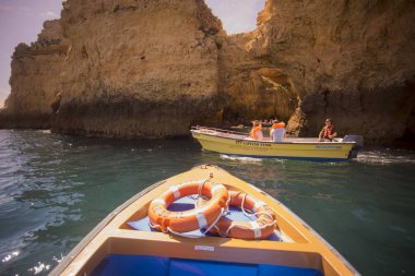 Ponta da Piedade Portekiz kayalar bir manzaraya 