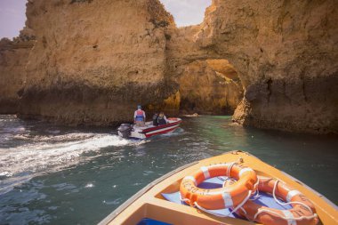 Ponta da Piedade Portekiz kayalar bir manzaraya 