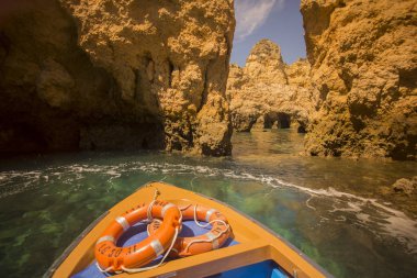 Ponta da Piedade Portekiz kayalar bir manzaraya 