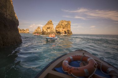 Ponta da Piedade Portekiz kayalar bir manzaraya 