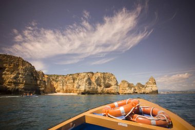 Ponta da Piedade Portekiz kayalar bir manzaraya 