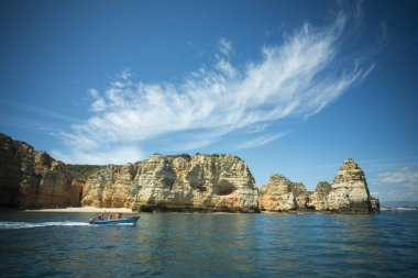 Ponta da Piedade Portekiz kayalar bir manzaraya 