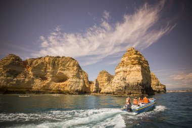 Ponta da Piedade Portekiz kayalar bir manzaraya 