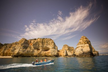Ponta da Piedade Portekiz kayalar bir manzaraya 