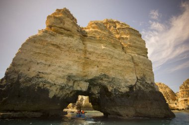 Ponta da Piedade Portekiz kayalar bir manzaraya 