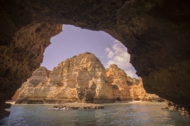 Ponta da Piedade Portekiz kayalar bir manzaraya 