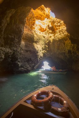 Ponta da Piedade Portekiz kayalar bir manzaraya 