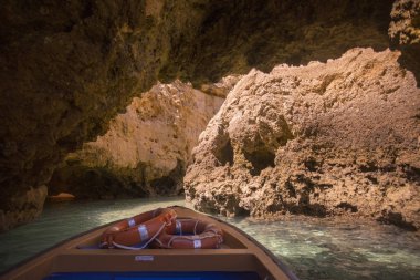 Ponta da Piedade Portekiz kayalar bir manzaraya 