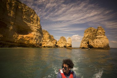 Ponta da Piedade Portekiz kayalar bir manzaraya 