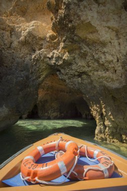 Ponta da Piedade Portekiz kayalar bir manzaraya 