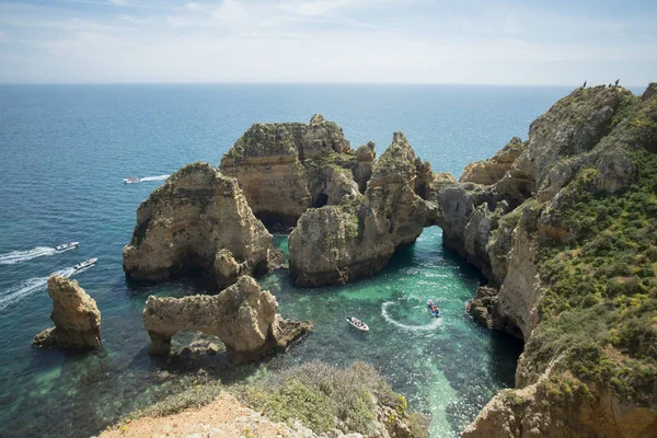 Ponta da Piedade Portekiz kayalar bir manzaraya