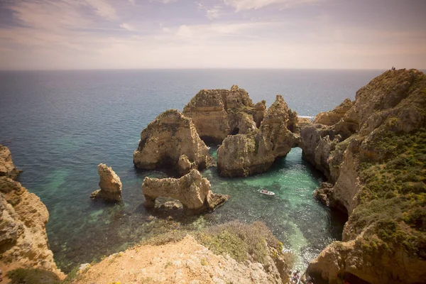 Ponta da Piedade Portekiz kayalar bir manzaraya