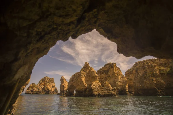 Ponta da Piedade Portekiz kayalar bir manzaraya