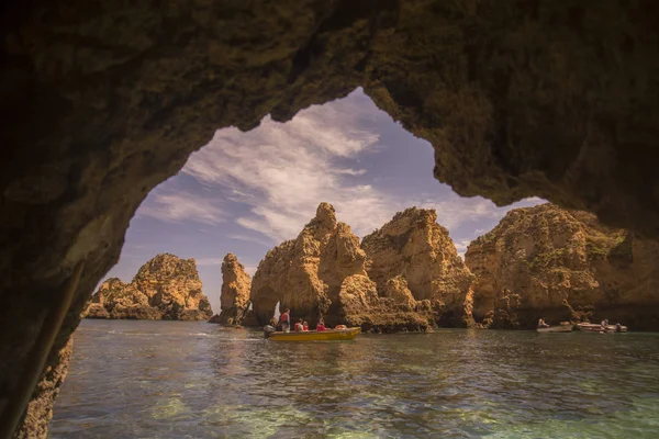 Ponta da Piedade Portekiz kayalar bir manzaraya