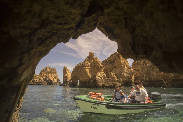 Ponta da Piedade Portekiz kayalar bir manzaraya