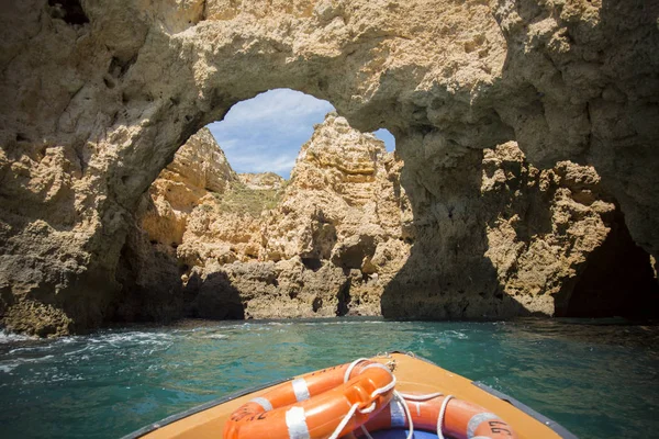 Ponta da Piedade Portekiz kayalar bir manzaraya