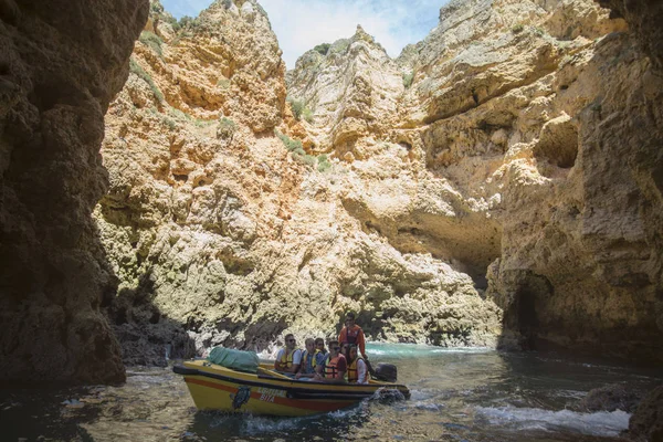 Ponta da Piedade Portekiz kayalar bir manzaraya