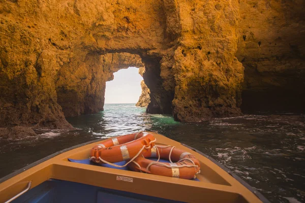 Un paisaje en las rocas de Ponta da Piedade en Portugal —  Fotos de Stock