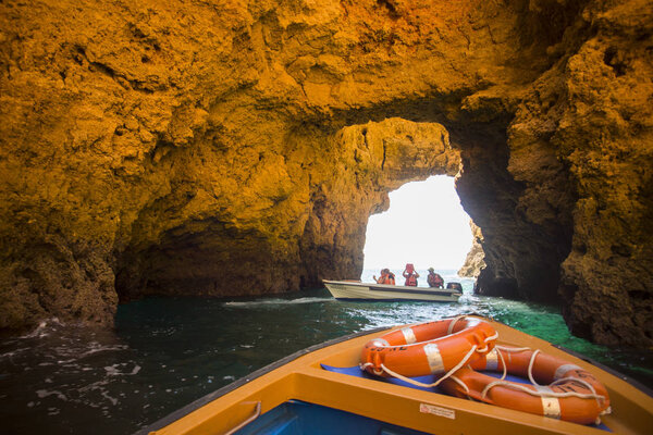пейзаж у скал Понта-да-Пьедаде в Португалии
 