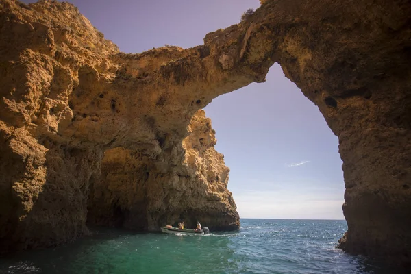 Un paisaje en las rocas de Ponta da Piedade en Portugal —  Fotos de Stock