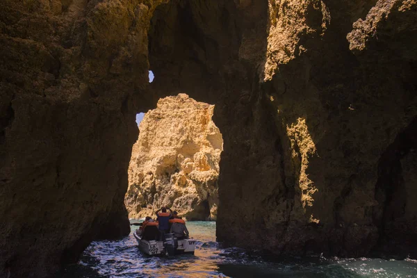 Ponta da Piedade Portekiz kayalar bir manzaraya 