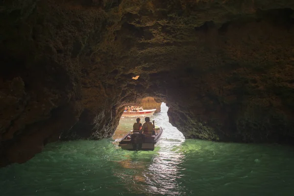 Ponta da Piedade Portekiz kayalar bir manzaraya 
