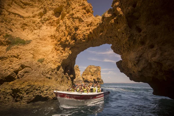 Un paisaje en las rocas de Ponta da Piedade en Portugal —  Fotos de Stock