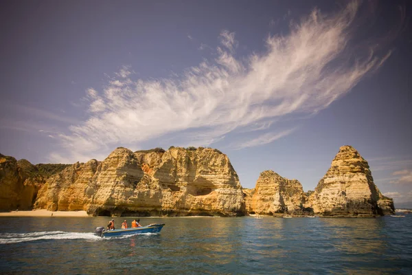 Ponta da Piedade Portekiz kayalar bir manzaraya 