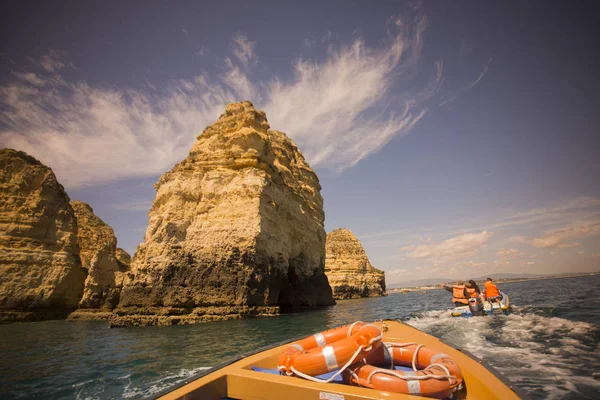 Ponta da Piedade Portekiz kayalar bir manzaraya 