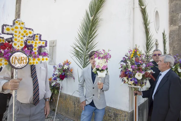De processie van Pasen Festa das Tochas Flores in Portugal — Stockfoto