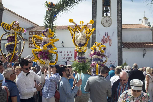 Velikonoční průvod Festa das Tochas Flores v Portugalsku — Stock fotografie