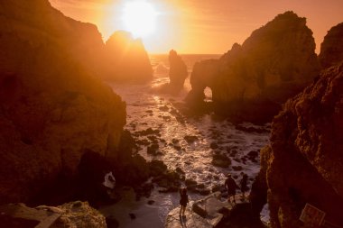 Ponta da Piedade Portekiz kayalar bir manzaraya 