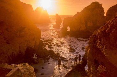 Ponta da Piedade Portekiz kayalar bir manzaraya 