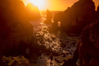 Ponta da Piedade Portekiz kayalar bir manzaraya 