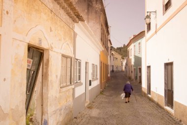 Monchique eski kasaba Portekiz'de bir sokakta