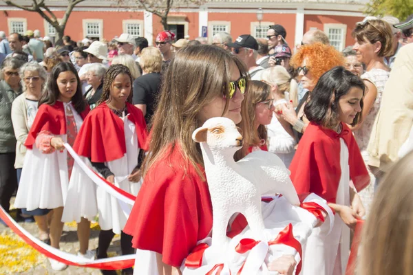 Velikonoční průvod Festa das Tochas Flores v Portugalsku — Stock fotografie