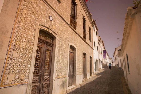 Un vicolo nel centro storico di Monchique in Portogallo — Foto Stock