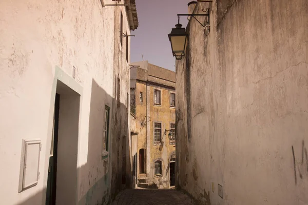 Um beco na cidade velha de Monchique em Portugal — Fotografia de Stock