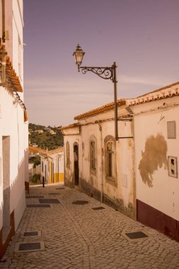 Eski Town of Silves Portekiz'de bir sokakta 